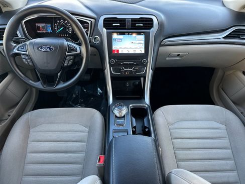 Used 2017 Ford Fusion SE w/ Fusion SE Technology Package image 15