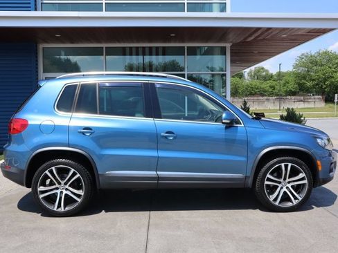 Used 2017 Volkswagen Tiguan SEL AWD/4WD image 2