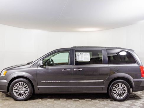 Used 2016 Chrysler Town & Country Touring-L w/ Driver Convenience Group image 23