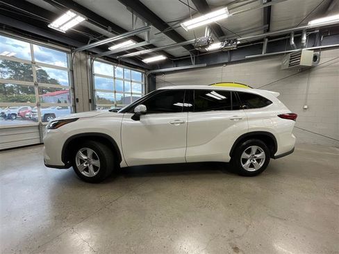 Used 2021 Toyota Highlander LE FWD image 2