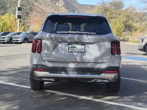 New 2025 Kia Sorento S image 9