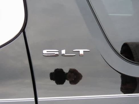 Used 2023 GMC Acadia SLT w/ Preferred Package image 8