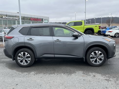 Used 2022 Nissan Rogue SV image 2