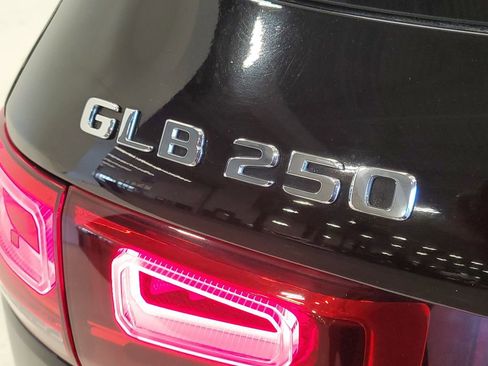 Used 2020 Mercedes-Benz GLB 250 4MATIC image 7