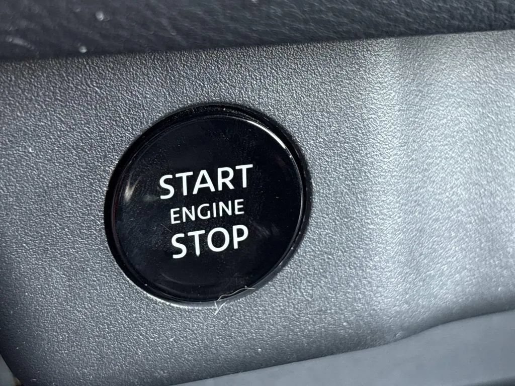 Used 2025 Nissan Rogue S FWD image 31