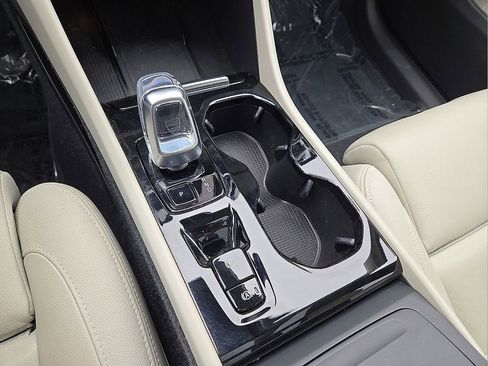 Used 2024 Volvo XC40 B5 Plus AWD/4WD image 29