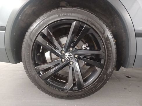 Used 2023 Volkswagen Tiguan SE R-Line FWD image 9