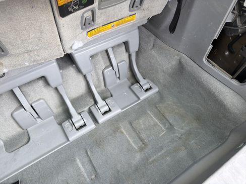 Used 2014 Toyota Sienna L image 69