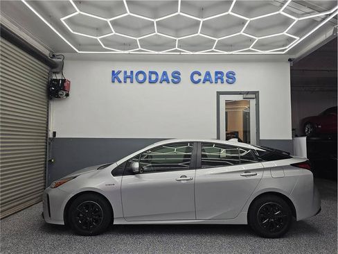 Used 2022 Toyota Prius LE FWD image 1