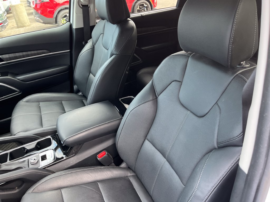 Used 2024 Kia Telluride EX w/ EX Captain's Chair Package FWD image 13