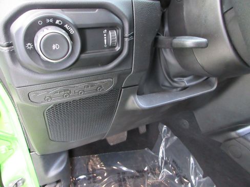 Used 2025 Jeep Wrangler Unlimited Rubicon w/ Convenience Group AWD/4WD image 30