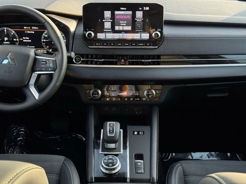 Used 2025 Mitsubishi Outlander SE image 28