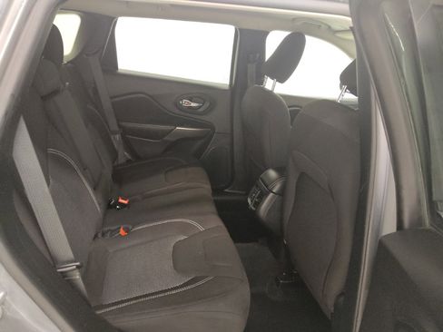 Used 2021 Jeep Cherokee Latitude AWD/4WD image 19