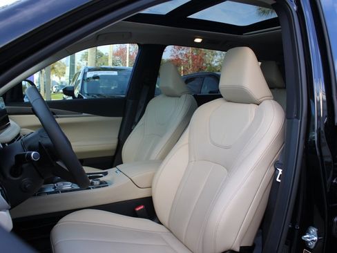 Certified 2025 INFINITI QX60 Luxe image 5