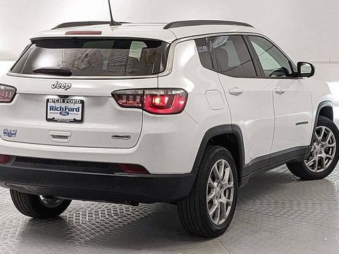 Used 2022 Jeep Compass Latitude w/ Sun and Sound Group AWD/4WD image 3