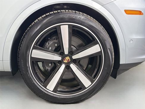 Used 2025 Porsche Cayenne Coupe AWD/4WD image 14