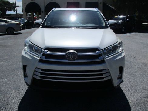 Used 2017 Toyota Highlander XLE FWD image 6