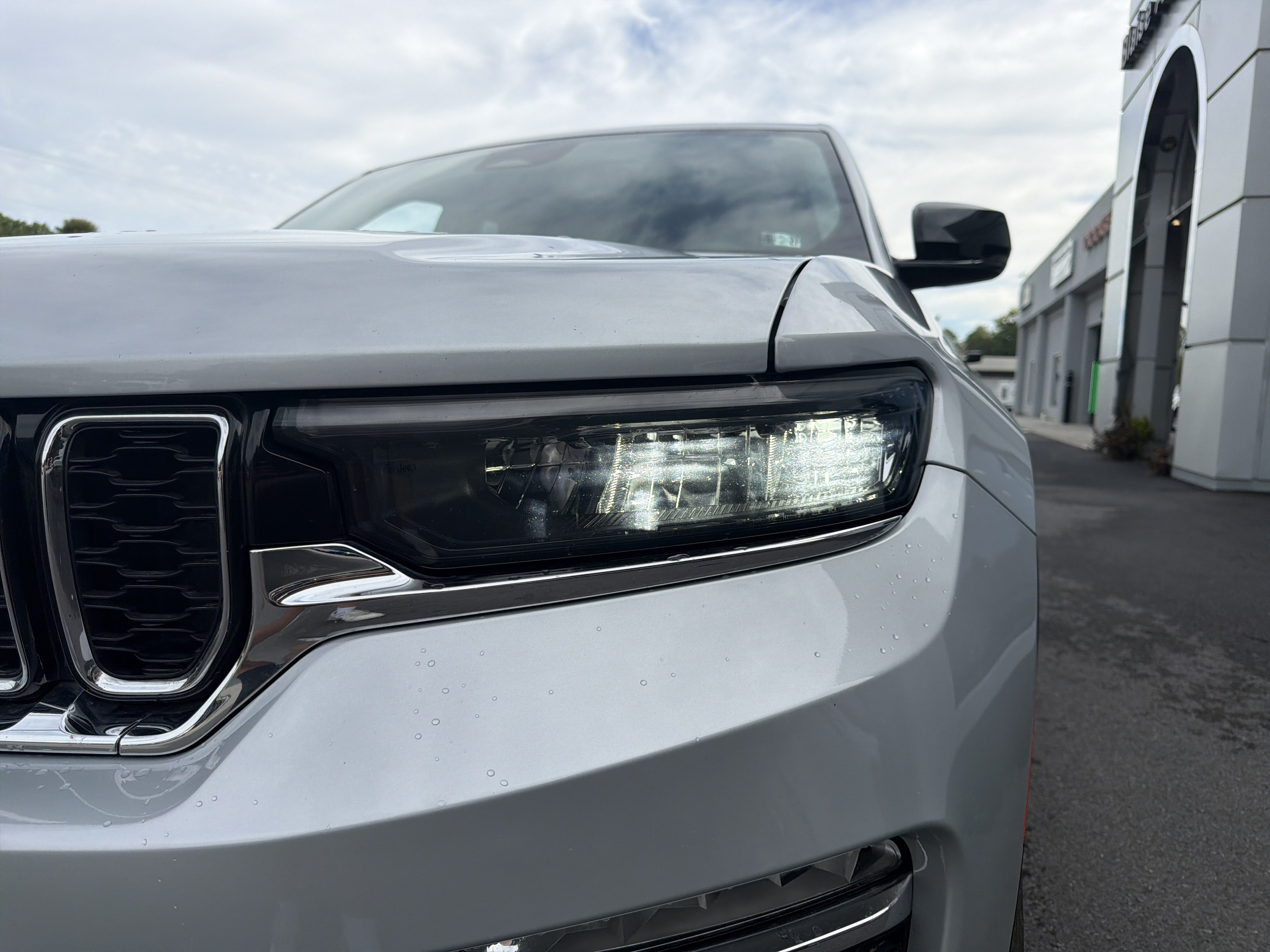 Used 2022 Jeep Grand Cherokee Limited AWD/4WD image 10