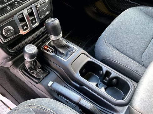 Used 2025 Jeep Wrangler Sport AWD/4WD image 18