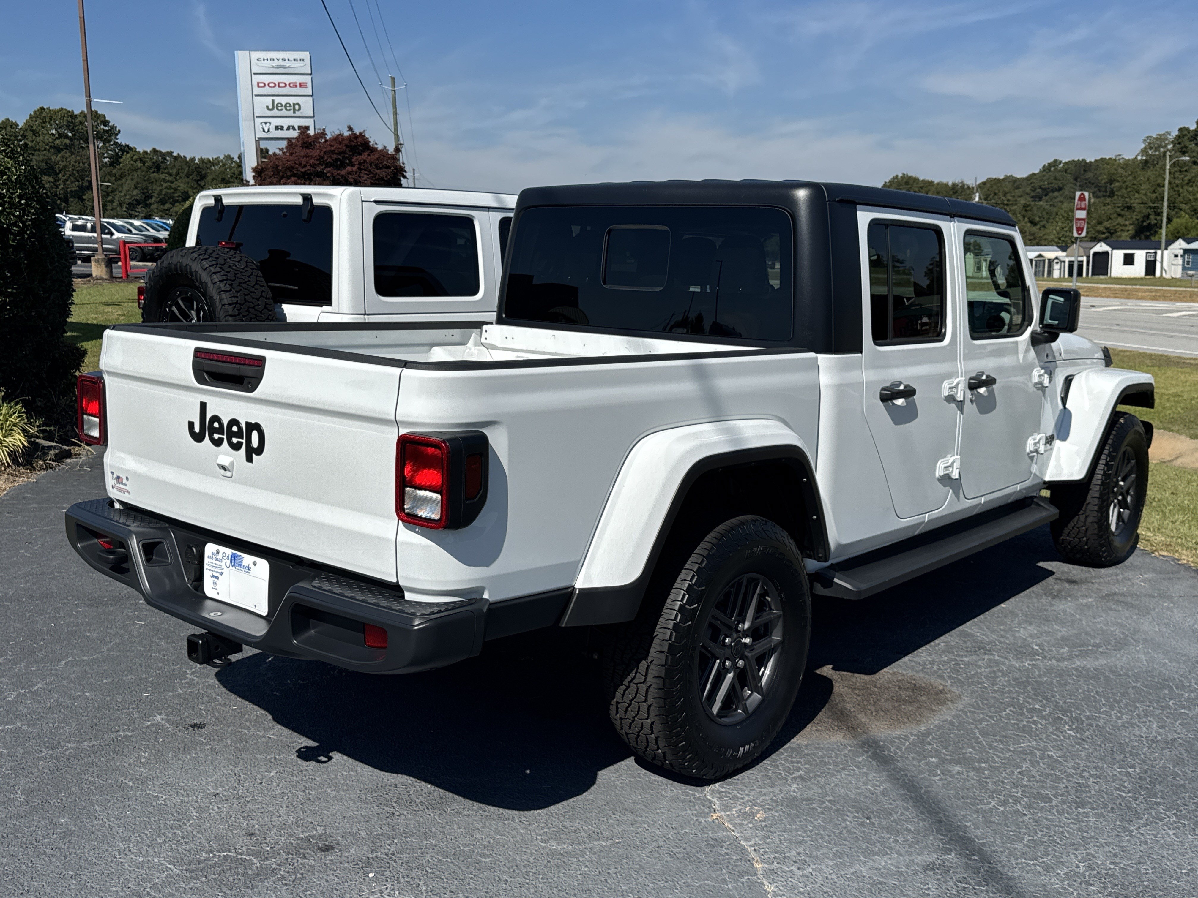 Used 2024 Jeep Gladiator Sport AWD/4WD image 5