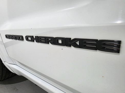 Used 2021 Jeep Grand Cherokee Altitude image 33