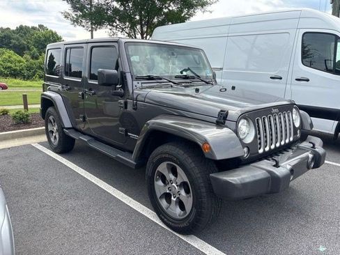 Used 2017 Jeep Wrangler Unlimited Sahara w/ Connectivity Group AWD/4WD image 3