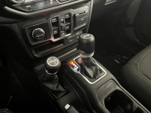 Used 2023 Jeep Wrangler Unlimited w/ Sun & Screen Package image 24