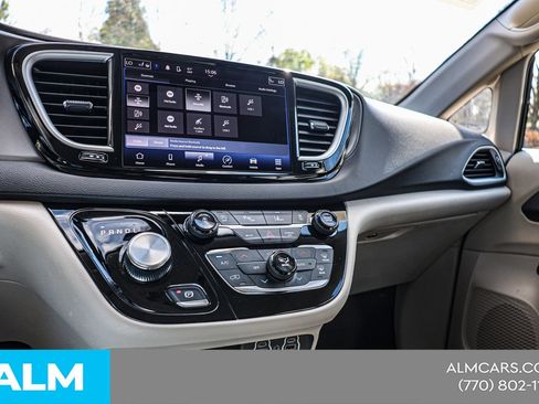Used 2024 Chrysler Pacifica Touring-L FWD image 31