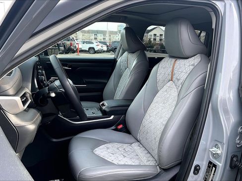 Used 2022 Toyota Highlander Bronze Edition image 24