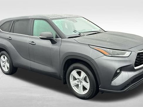 Used 2025 Toyota Highlander LE image 30