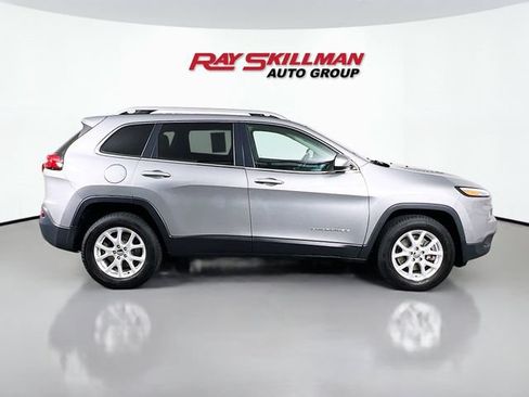 Used 2016 Jeep Cherokee Latitude w/ Cold Weather Group AWD/4WD image 8