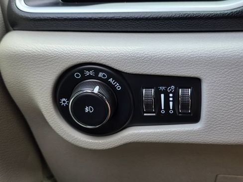 Used 2022 Chrysler Pacifica Touring-L FWD image 37