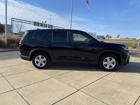 Used 2023 Honda Pilot LX image 12