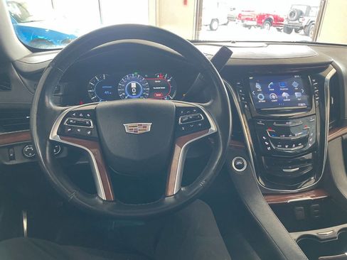 Used 2018 Cadillac Escalade ESV Luxury image 37