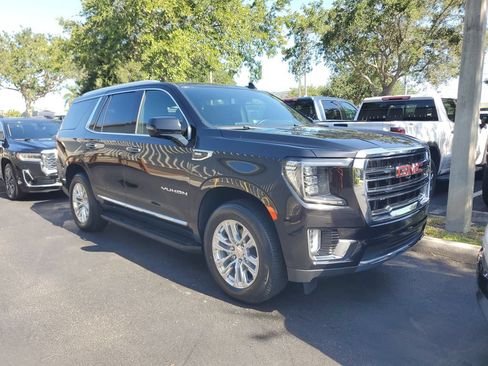 Certified 2022 GMC Yukon SLT w/ SLT Premium Package AWD/4WD image 3