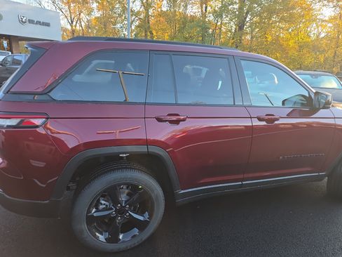 New 2025 Jeep Grand Cherokee Altitude image 22