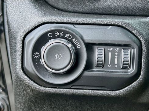 Used 2018 Jeep Wrangler Unlimited Sahara AWD/4WD image 32