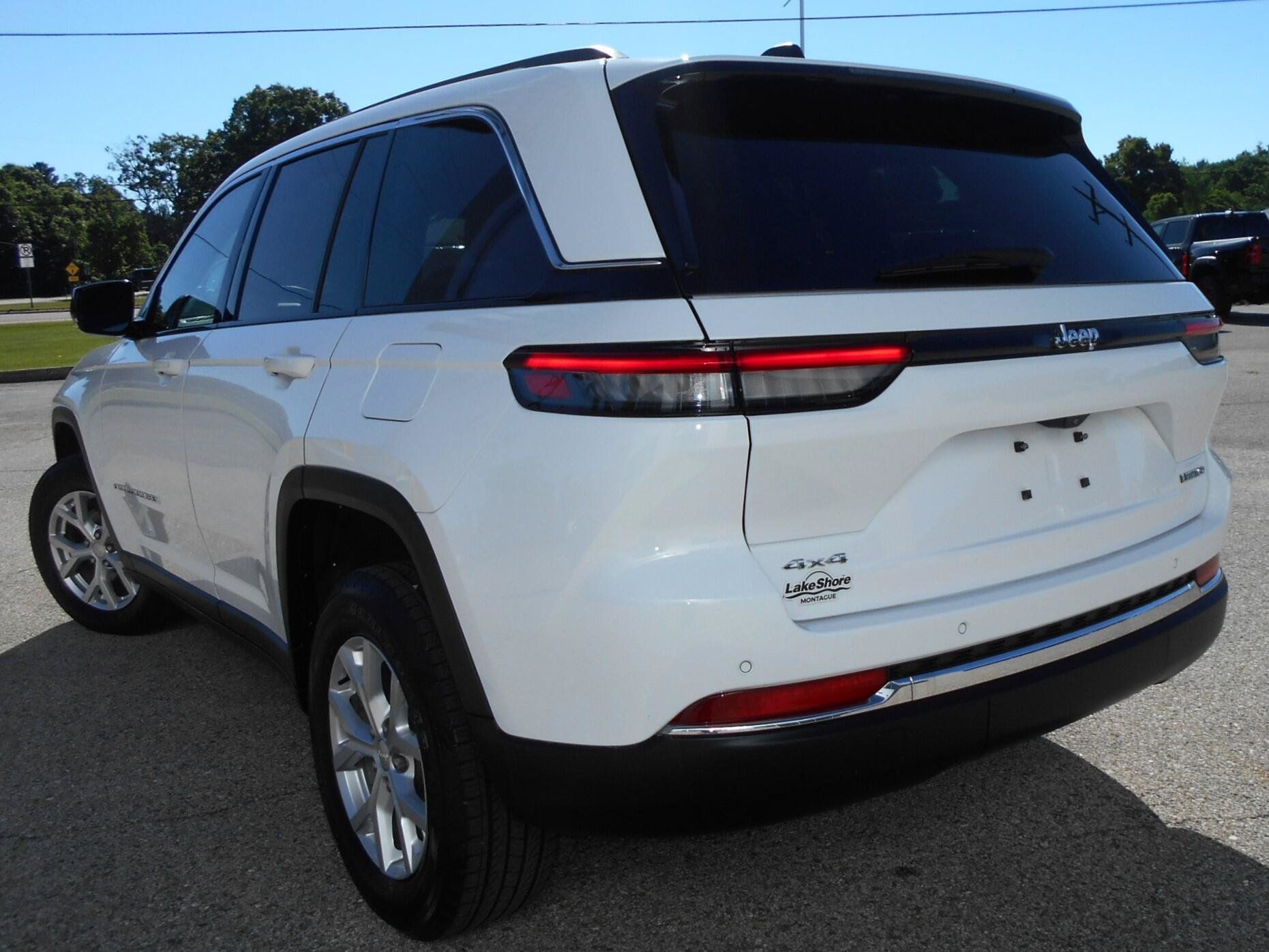 Used 2023 Jeep Grand Cherokee Limited AWD/4WD image 3