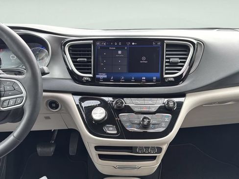 Used 2023 Chrysler Pacifica Touring-L FWD image 17