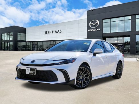 Used 2025 Toyota Camry SE image 1