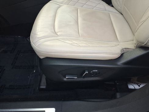 Used 2017 Ford Explorer Platinum image 16