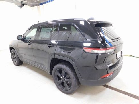 New 2025 Jeep Grand Cherokee Limited w/ Black Appearance Package image 17