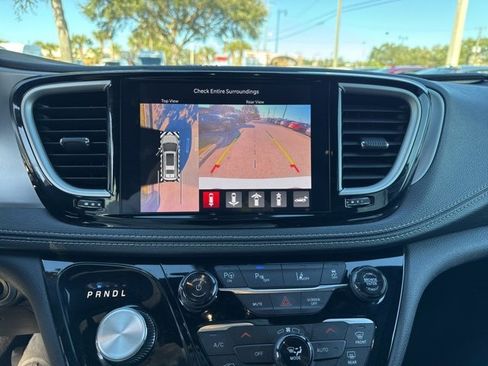Used 2024 Chrysler Pacifica Select image 28