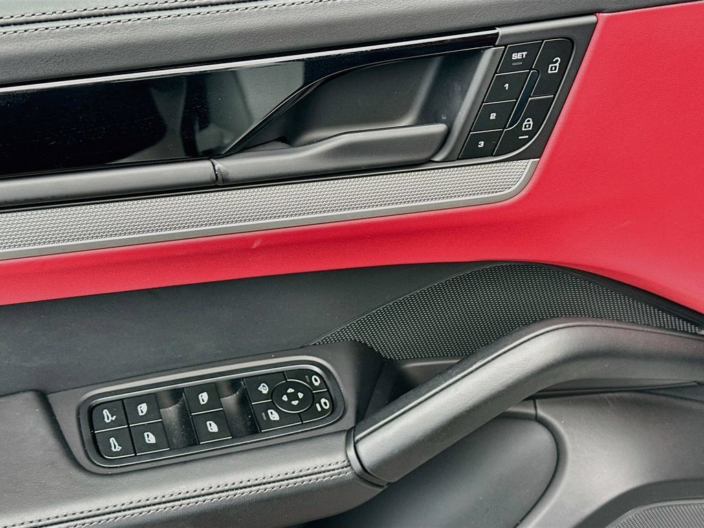 Certified 2025 Porsche Cayenne AWD/4WD image 19