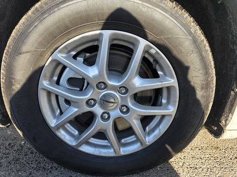 Used 2025 Chrysler Pacifica Select image 3