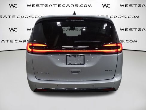 Used 2024 Chrysler Pacifica Touring-L image 7