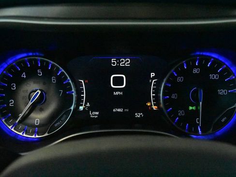 Used 2024 Chrysler Pacifica Touring-L image 18