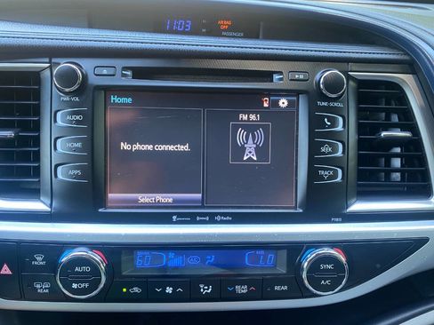 Used 2019 Toyota Highlander Plus FWD image 30