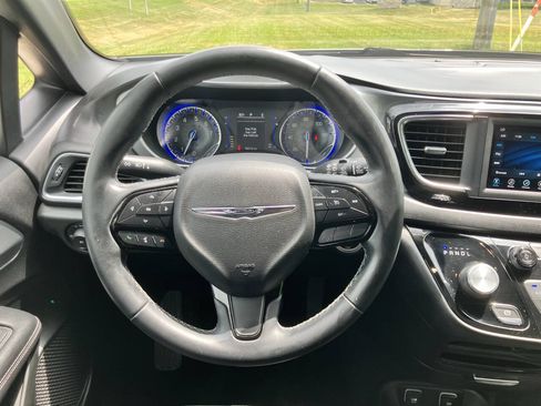 Used 2018 Chrysler Pacifica Touring Plus w/ S Appearance Package FWD image 16