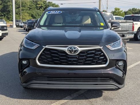 Used 2021 Toyota Highlander XLE AWD/4WD image 8